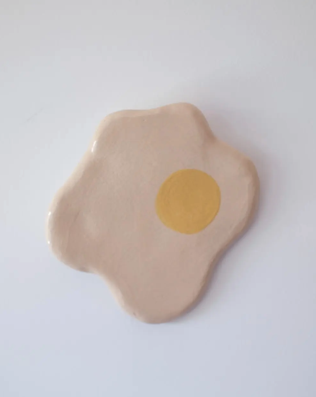 PEÇAS DE CERÂMICA "BREAKFAST FOR DINNER" KIKA Prato decorativo em cerâmica com formato de ovo estrelado