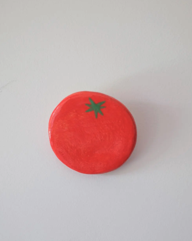 PEÇAS DE CERÂMICA "BREAKFAST FOR DINNER" KIKA Objeto redondo pintado com padrão de tomate vermelho com topo verde