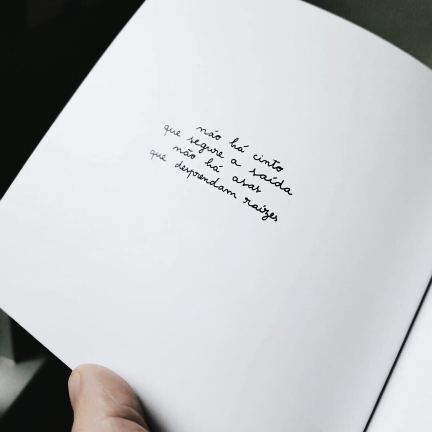 LIVRO "IR EMBORA" RUBEN RAMIRES Página branca com texto manuscrito em português.