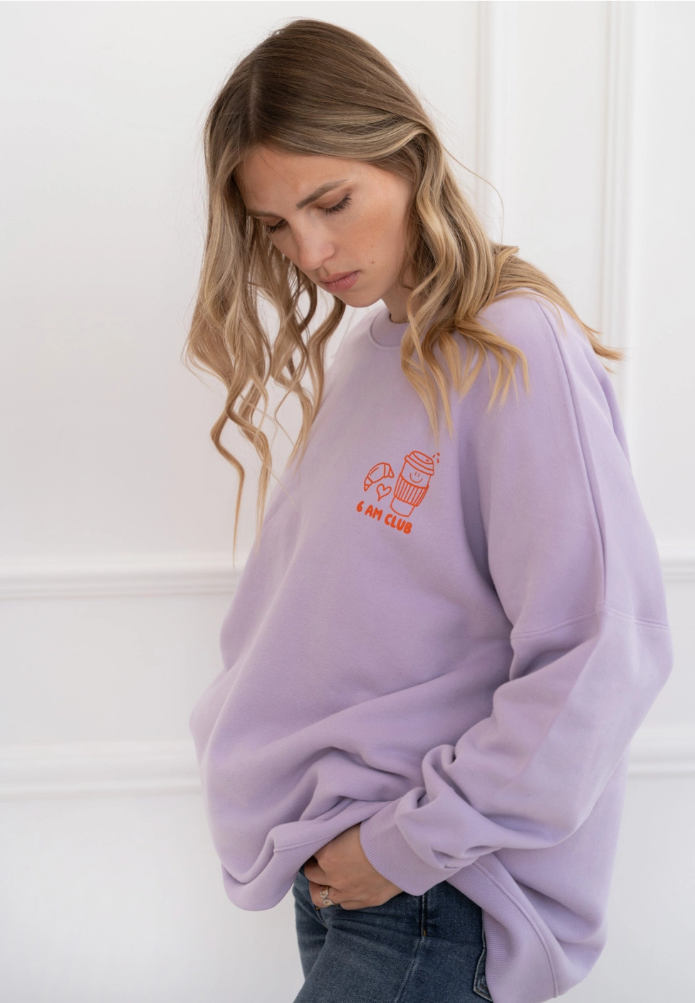 SWEAT LILÁS ADULTO COFFEE BEFORE CHAOS LILIPUT Sweatshirt lilás com ilustração vermelha e texto 6 AM CLUB no peito