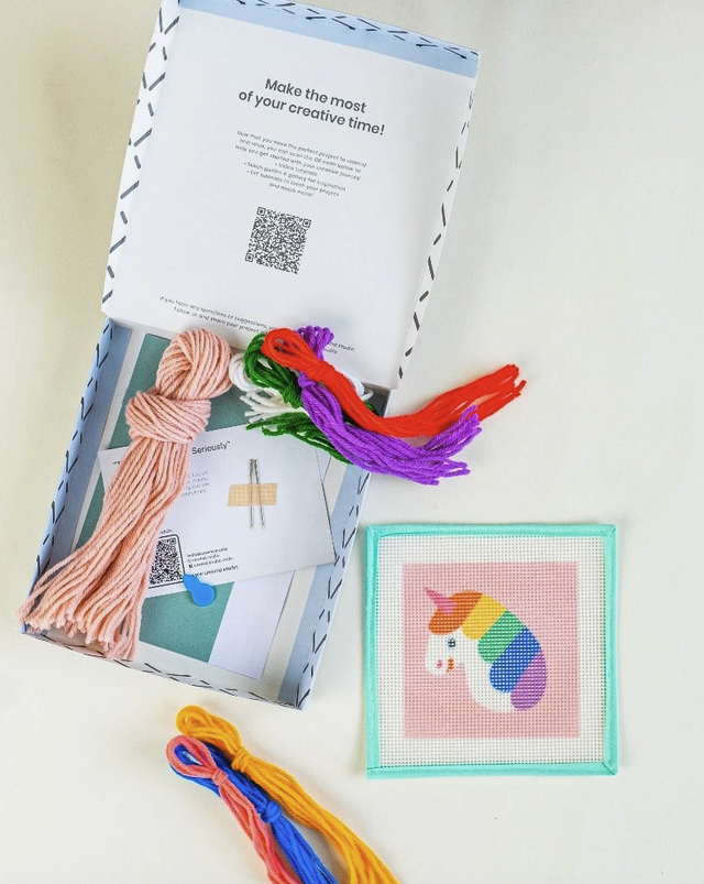 "RAINBOW UNICORN ORNAMENT KIT" UNWIND STUDIO Kit de bordado com fios coloridos e desenho de unicórnio