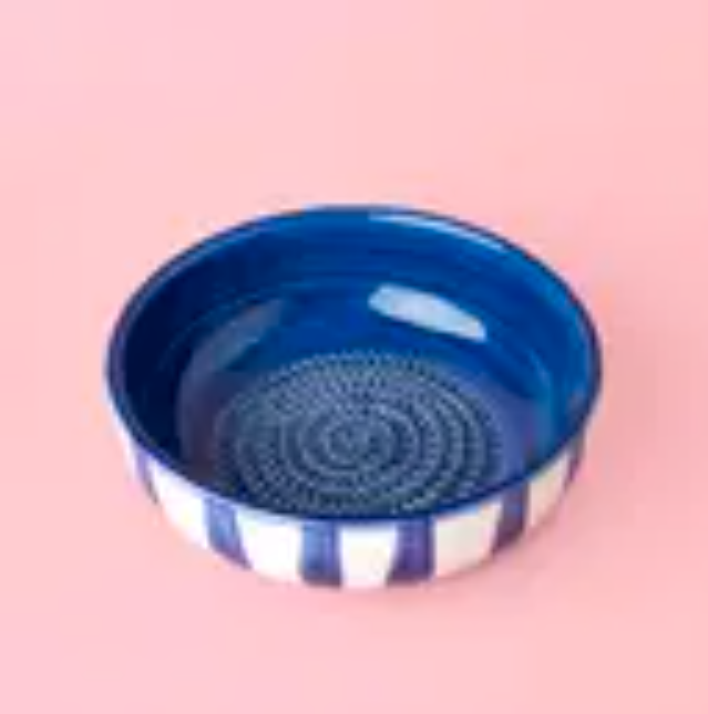 TAÇA RALADOR "COSTA AZUL - BRANCO E AZUL - MÉDIO" ALFAR TIERRA COCIDA Prato de cerâmica azul com padrão interior e riscas verticais azuis e brancas.