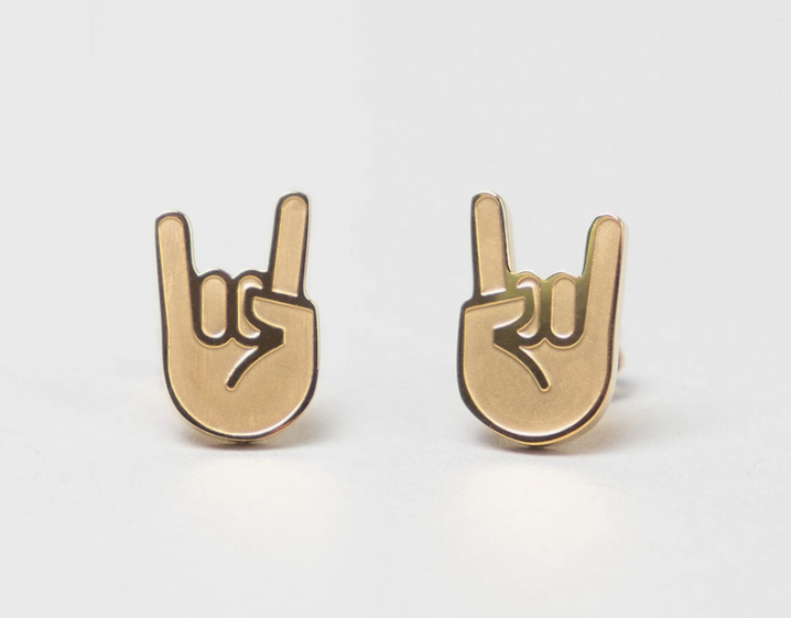 ROCK 'N' ROLL — BRINCOS DOURADO FYNGERS Brincos dourados em forma de mão com dedos mindinho e indicador levantados