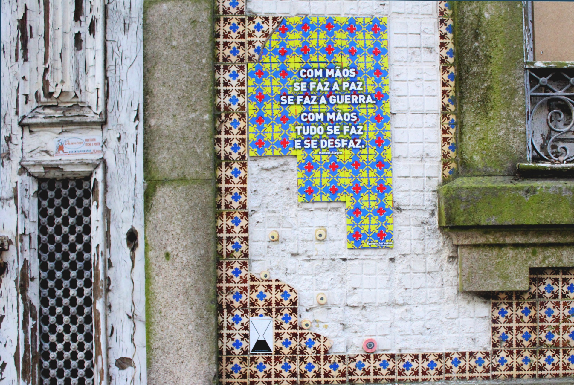 ILLUSTRATING FOR UKRAINE 3 🇺🇦 Mosaico com padrão colorido e texto em português numa parede azulejada