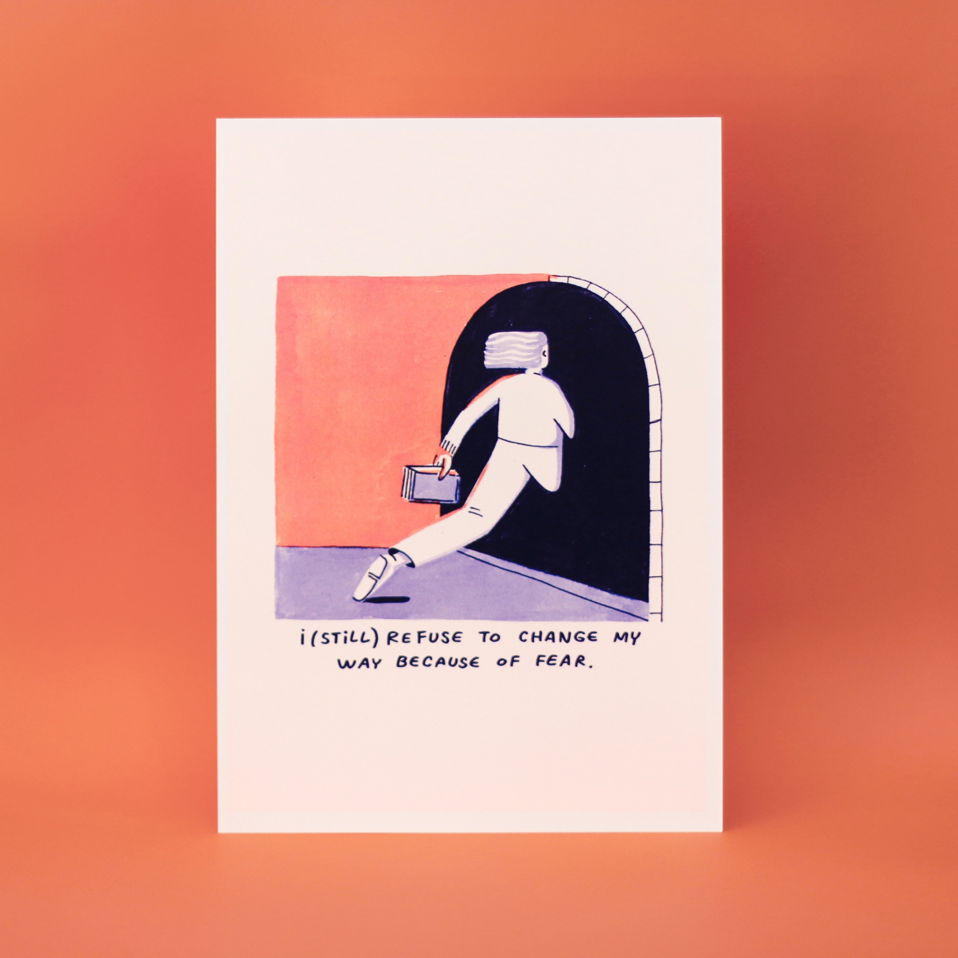 ILUSTRAÇÃO "I STILL REFUSE" GABRIELA ARAÚJO Cartão ilustrado com figura humana a sair de porta preta, texto em inglês e fundo cor-de-rosa