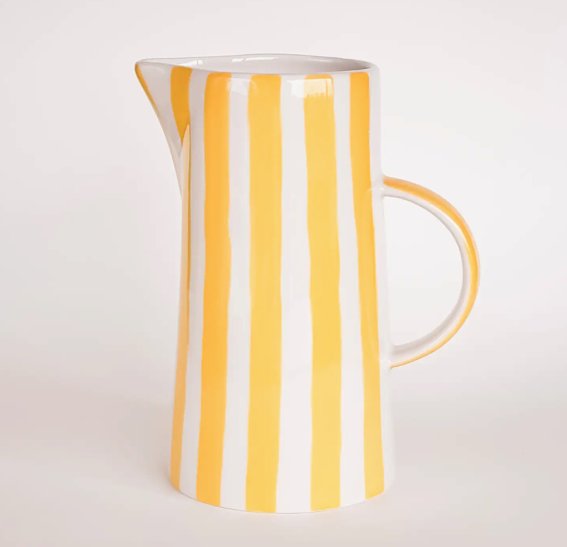 JARRA "KANNE STRIPE" MAGAZIN MINORI Jarro de cerâmica às riscas amarelas e brancas com alça e bico para servir