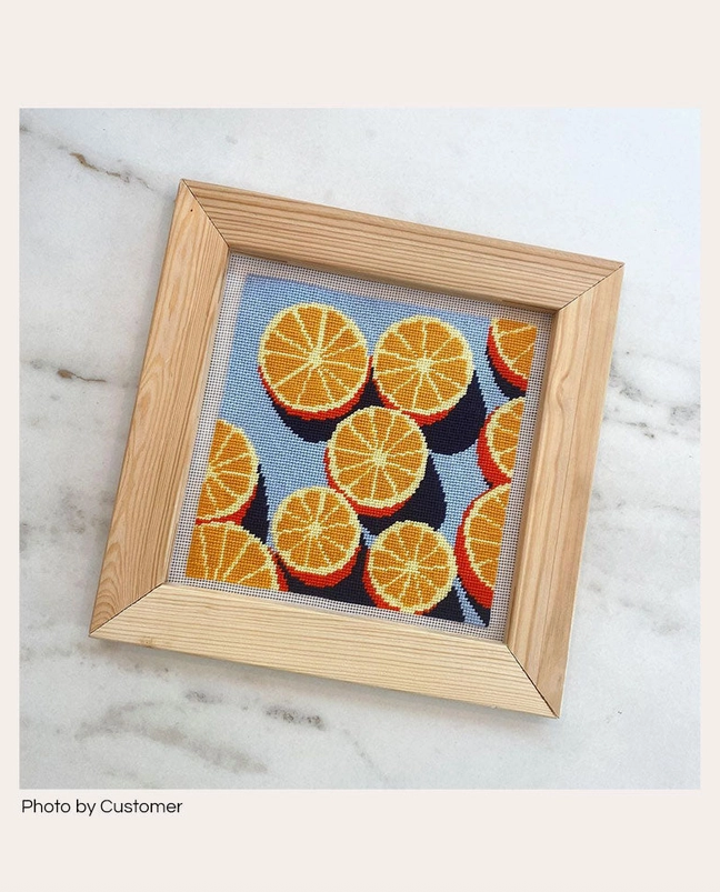KIT DE PONTO CRUZ "AGRUMES" UNWIND STUDIO Quadro em madeira com bordado de fatias de laranja em fundo azul