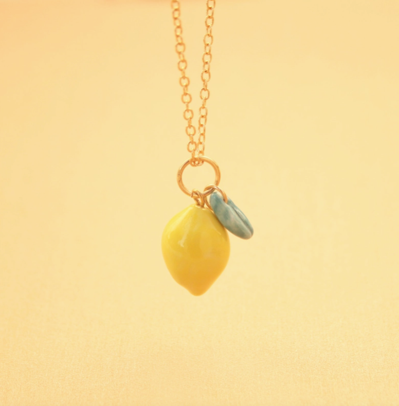 COLAR "LEMON" SIAMESE TWIN STUDIO Colar com pendente de limão amarelo e pedra azul em corrente dourada