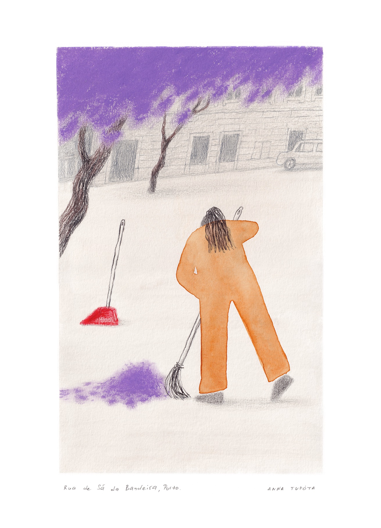 ORIGINAL "RUA DE SÁ DA BANDEIRA" ANNA TUPOTA Pessoa com macacão alaranjado a varrer perto de árvores roxas e edifício cinzento.