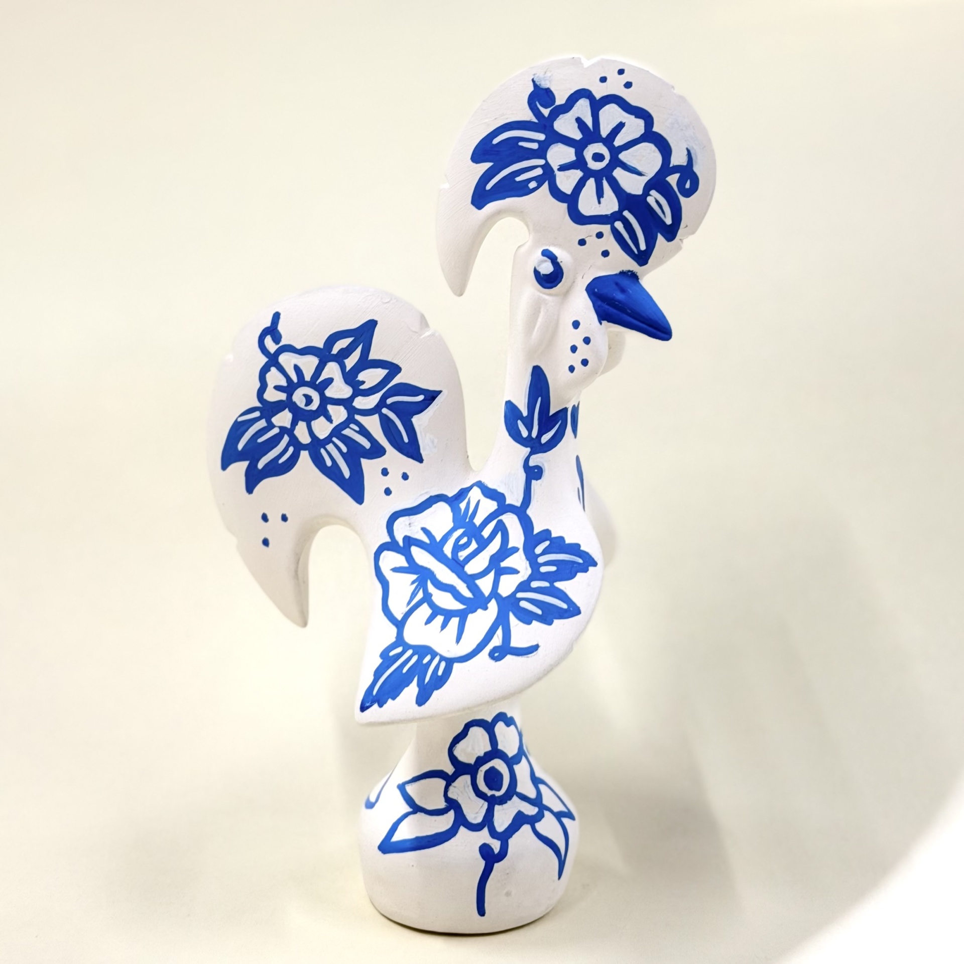 GALO DE BARCELOS GRANDE 2 ZEROS TATTOO Galo decorativo branco com pintura azul de flores