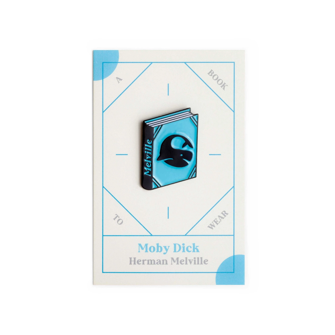 PIN "MOBY DICK BY HERMAN MELVILLE" JUDY KAUFMANN Pin metálico com design de livro Moby Dick em cores azul e negro