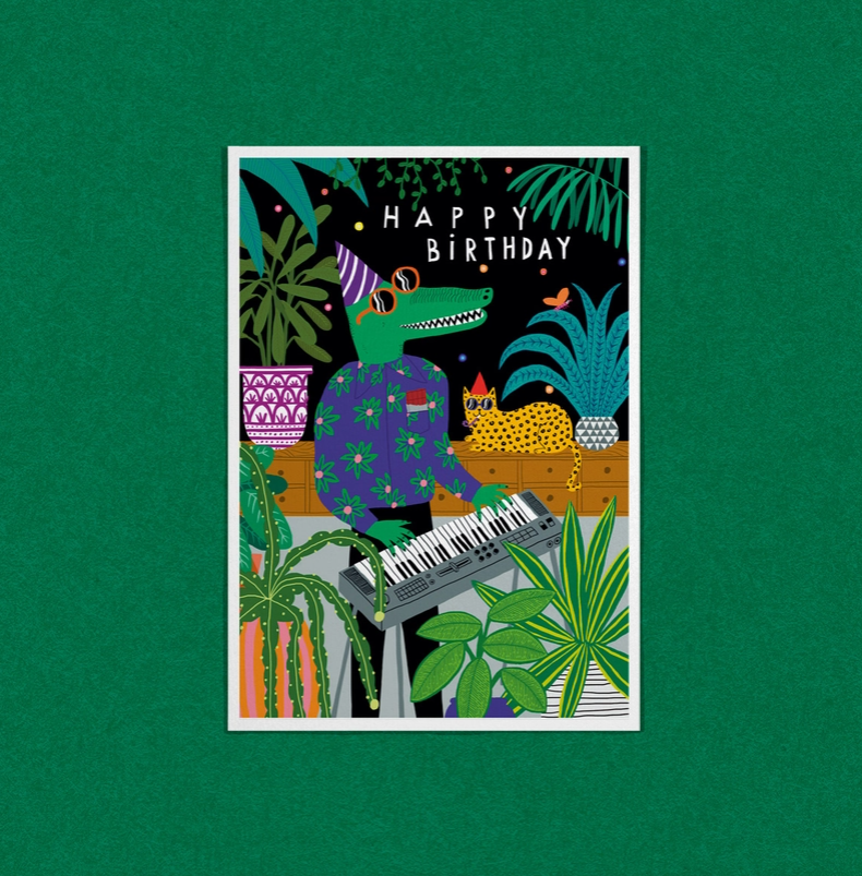 POSTAL "CROCO BIRTHDAY" DANS LES DENTS Cartão de aniversário com crocodilo músico, gato e plantas em fundo preto