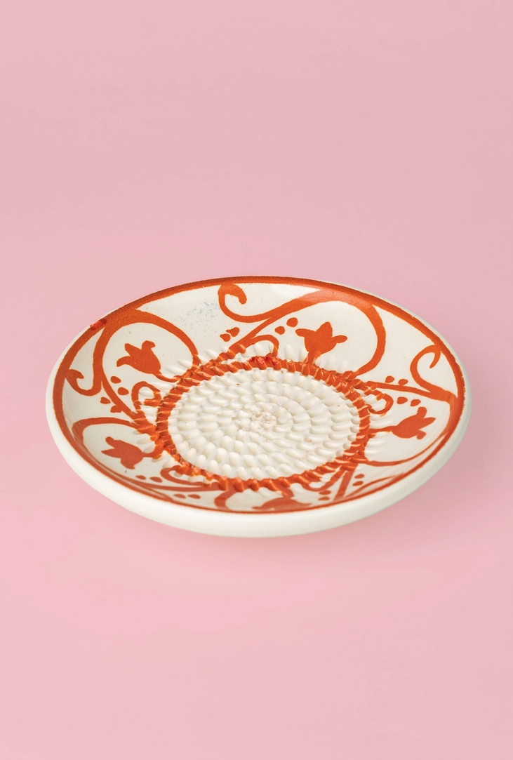 PRATO RALADOR PEQUENO "AZAHARA" ALFAR TIERRA COCIDA Prato decorativo de cerâmica branca com padrão laranja e textura espiralada no centro