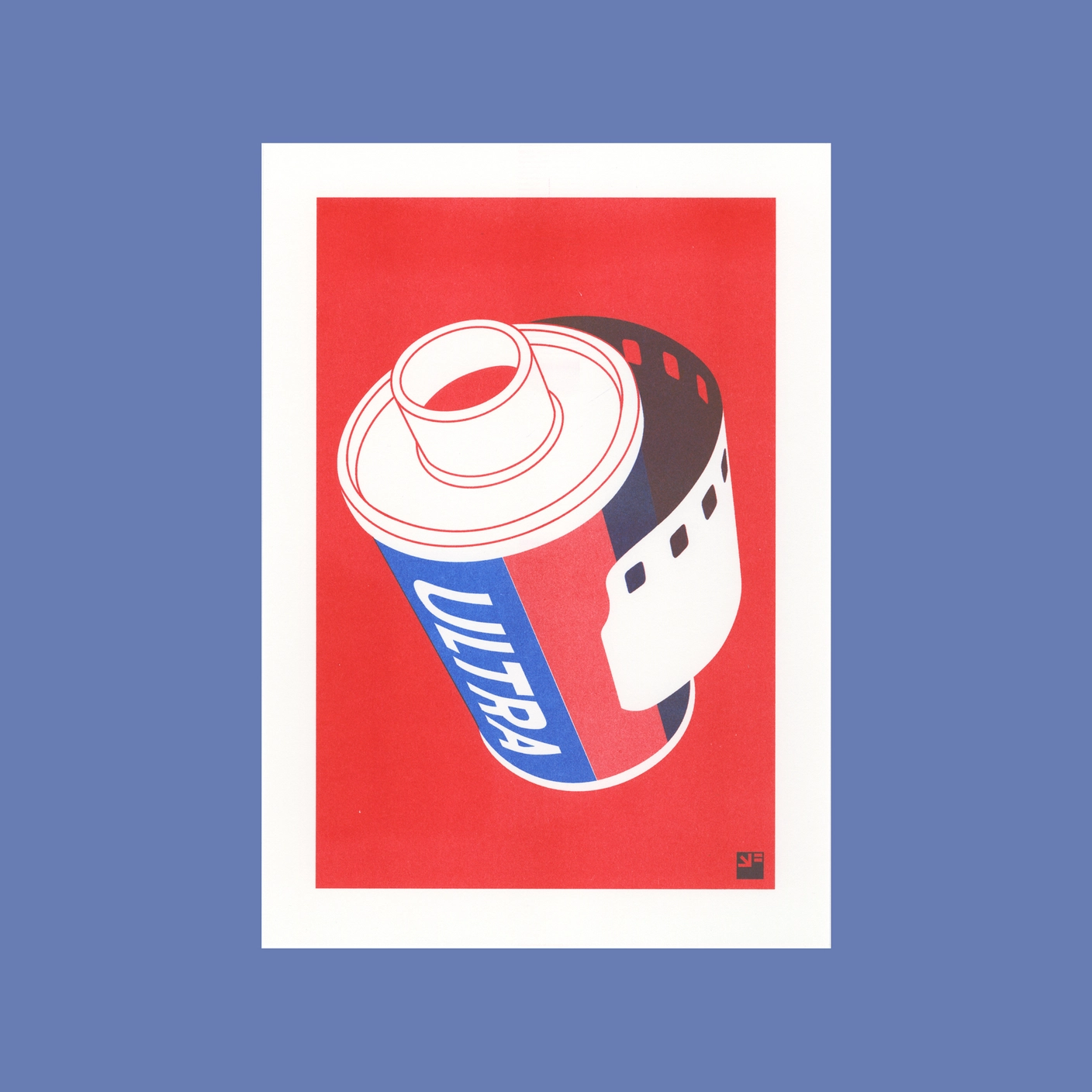 RISO PRINT - ROLO DE FILME PARA CÂMERA ANALÓGICA - EXTRA ORDINARY - A4 VRIJFORMAAT Rolo de filme fotográfico colorido com a palavra ULTRA em fundo vermelho