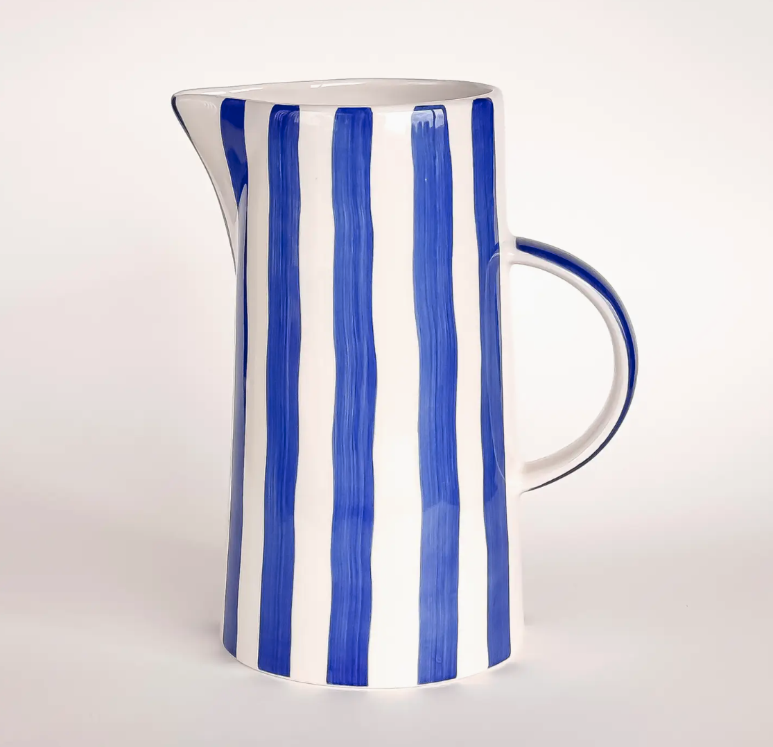 JARRA "KANNE STRIPE" MAGAZIN MINORI Jarro de cerâmica branco com riscas verticais azuis