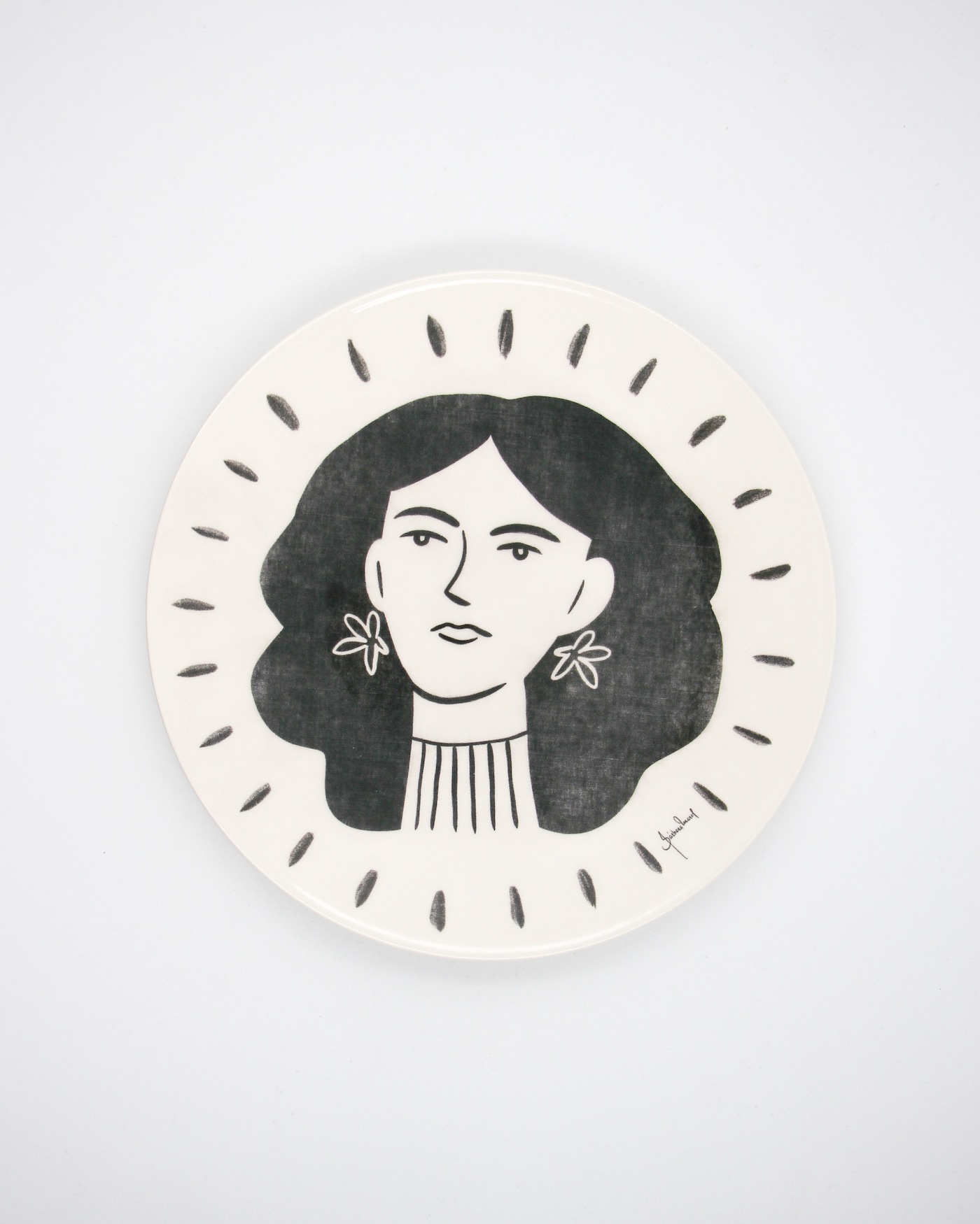 PRATO ILUSTRADO "MULHER" BÁRBARA AMARAL E PÓ DE BARRO Prato redondo branco com ilustração em preto da cabeça de uma mulher