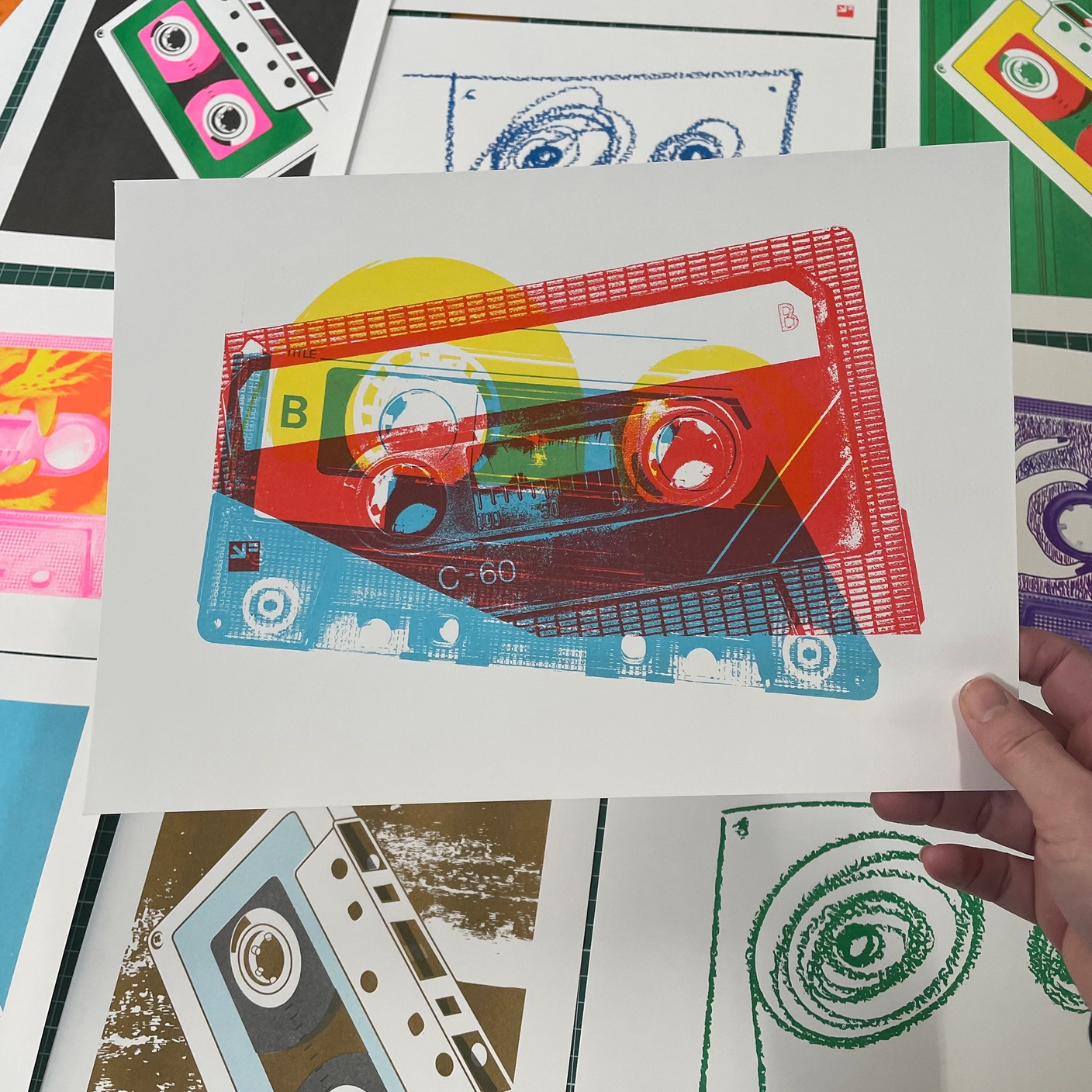 RISO PRINT FITAS MISTAS - CORTE - IMPRESSÃO ÁUDIO RETRO VRIJFORMAAT Impressões artísticas de cassetes vintage coloridas em papel
