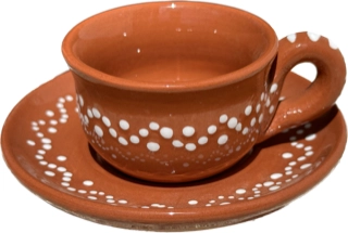 CONJUNTO CHAVENA DE CAFÉ c/ PIRES "PINTADO" SOCERAMICA Conjunto de chávena e pires em cerâmica castanha com padrão de pontos brancos
