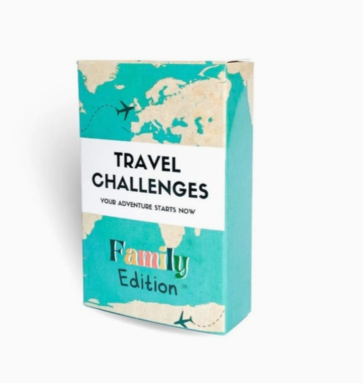 TRAVEL CHALLENGES - FAMILY EDITION Caixa de TRAVEL CHALLENGES Family Edition com design de mapa mundi e avião desenhado