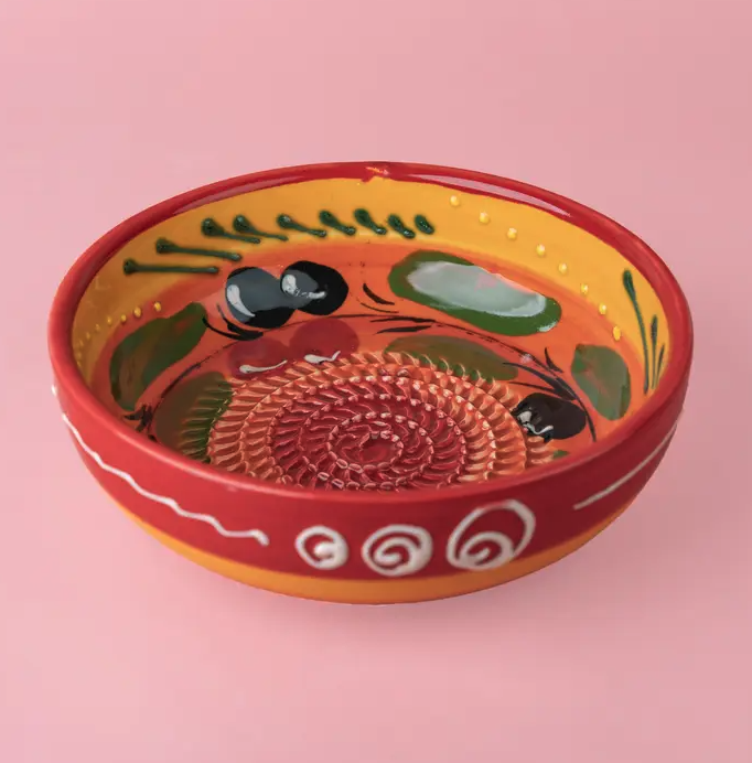 TAÇA RALADOR MÉDIO "PROVENÇAL" ALFAR TIERRA COCIDA Tigela de cerâmica colorida com padrão espiral e folhas verdes sobre fundo rosa