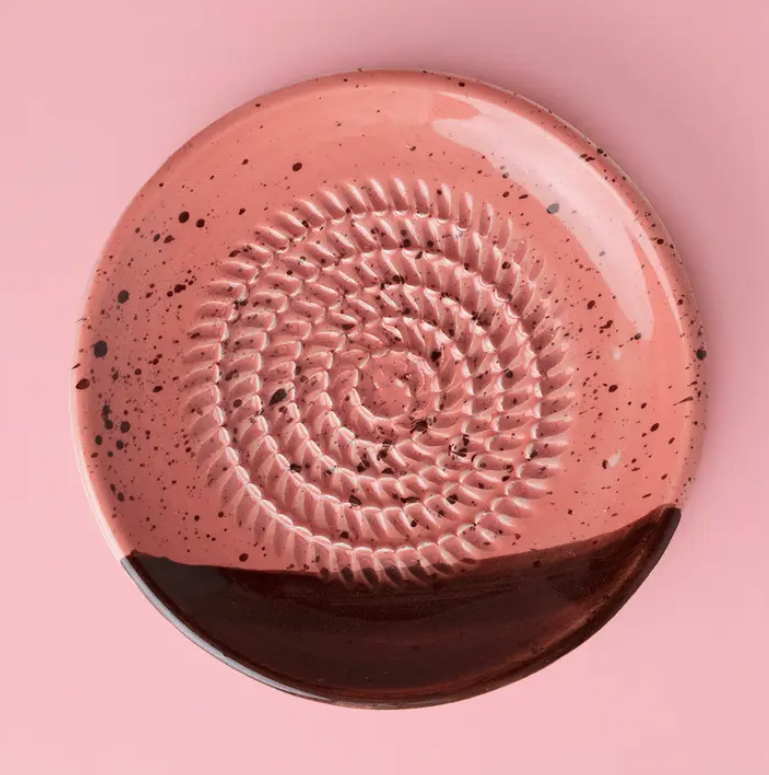 PRATO RALADOR PEQUENO "CHOCOLATE" ALFAR TIERRA COCIDA Prato cerâmico rosa com textura e manchas castanhas