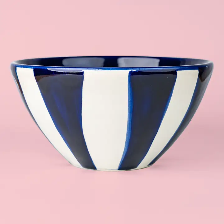 TIGELA DE SERVIR "COSTA AZUL - AZUL E BRANCO" ALFAR TIERRA COCIDA Taça azul e branca com padrão de listras verticais em fundo rosa