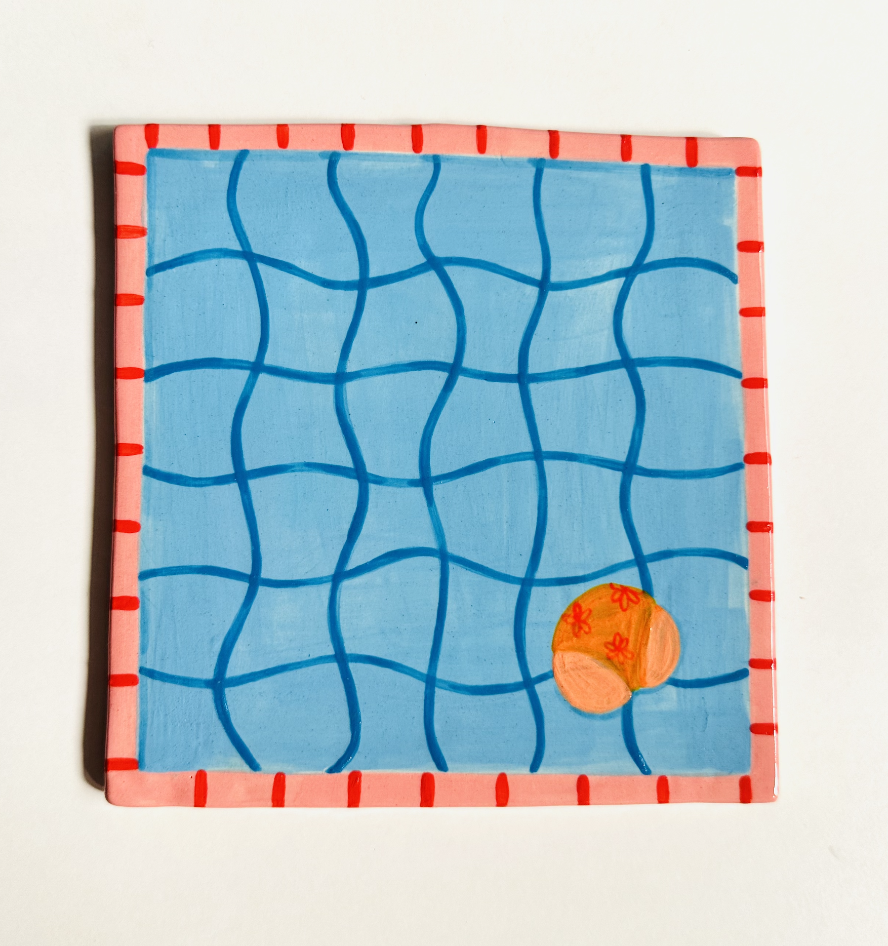 AZULEJO PISCINA RABO KIKA 14X14CM Prato quadrado de cerâmica azul com borda rosa e laranja decorativa