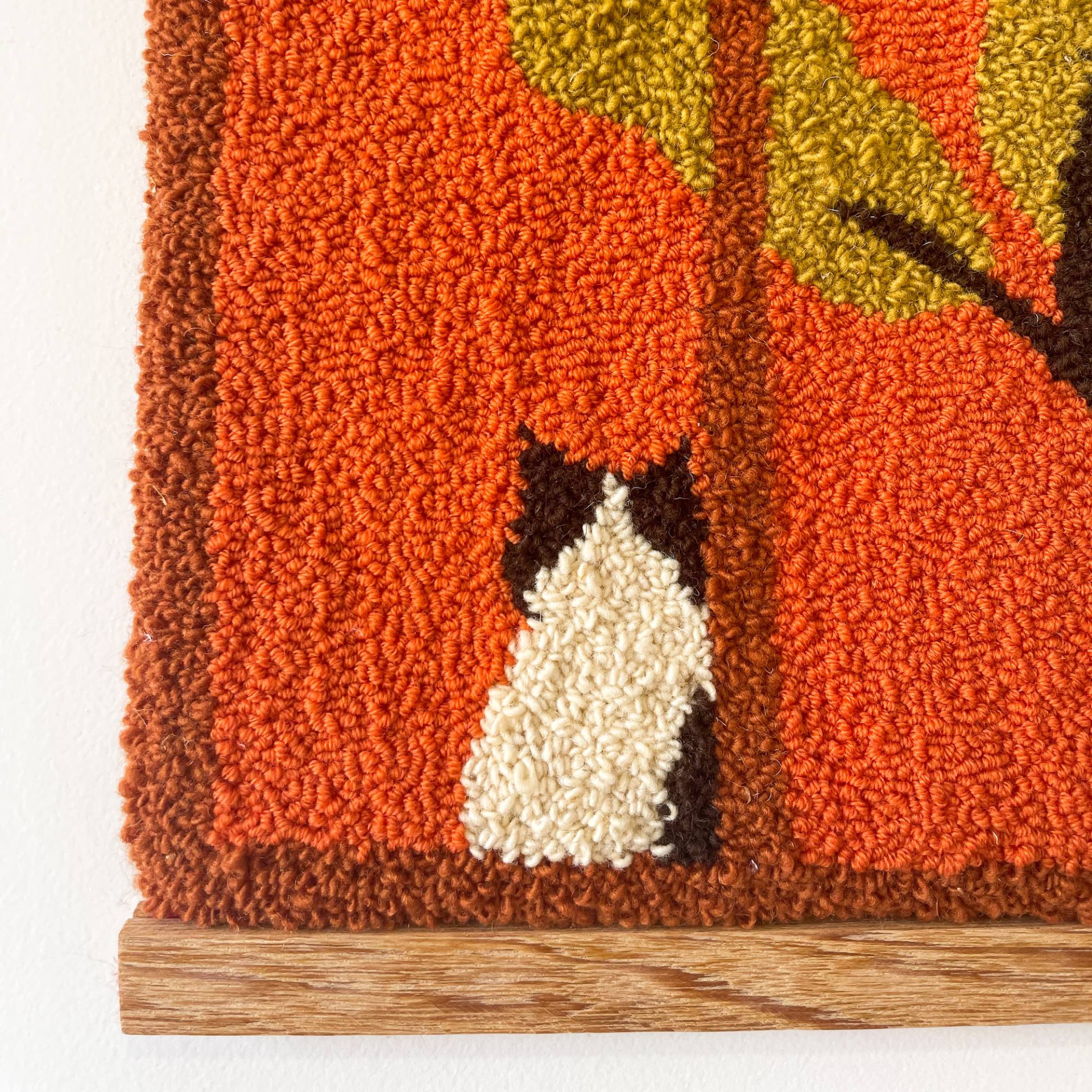 ORIGINAL "BONFIM" SARA FELGUEIRAS Tapete ou tapeçaria de ponto alto com padrão floral em cores laranja, castanho, verde e branco.