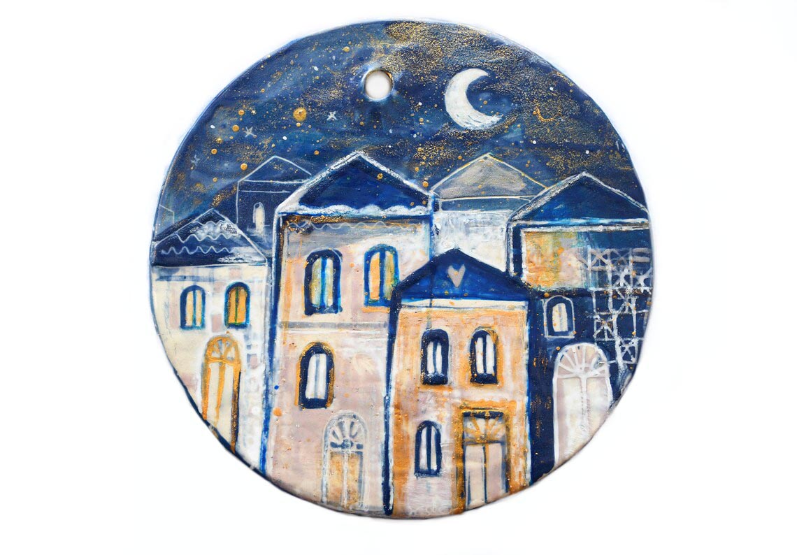 DECORAÇÃO DE PAREDE "PORTUGAL NOTURNO" OLA FLUDA Medalhão cerâmico redondo com pintura de casas à noite e lua crescente