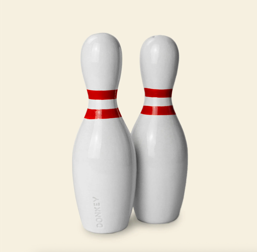 SALEIRO E PIMENTEIRO "BOWLING PINS" DONKEY Dois pinos de bowling brancos com faixas vermelhas e texto DONKEY