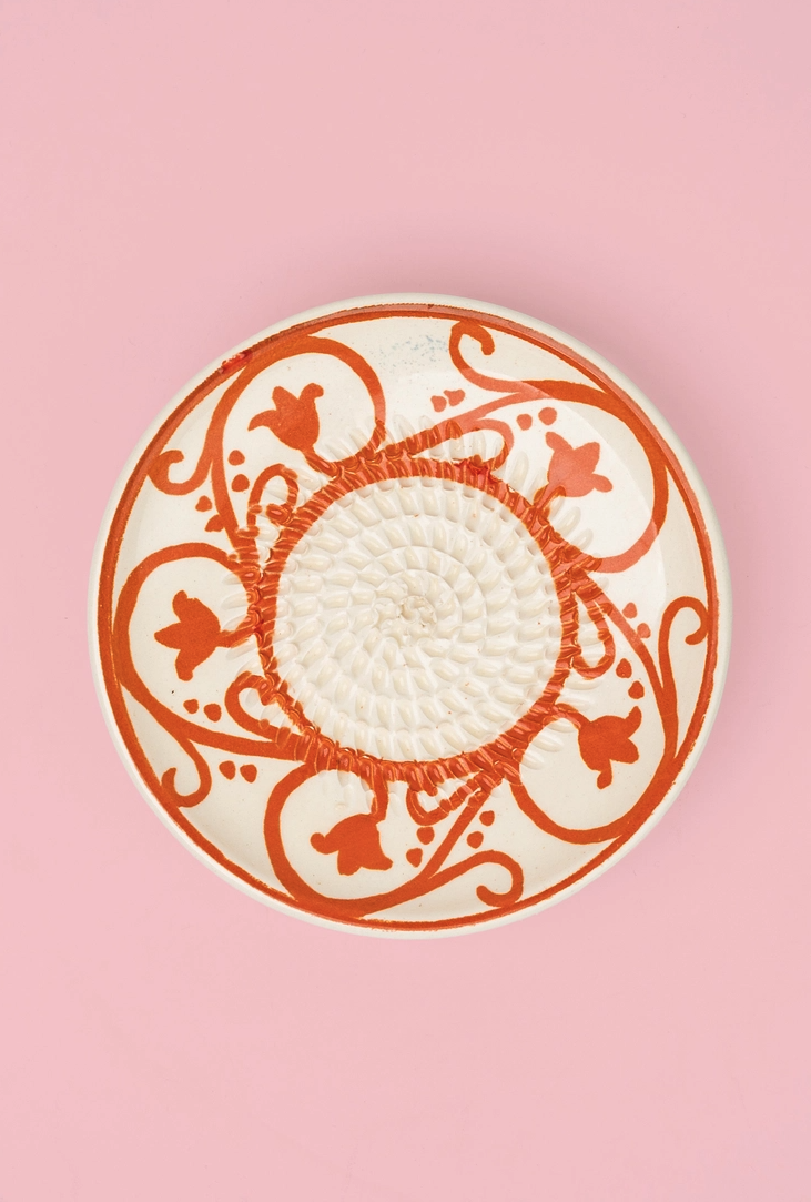 PRATO RALADOR PEQUENO "AZAHARA" ALFAR TIERRA COCIDA Prato redondo decorado com padrão floral laranja e textura em espiral no centro