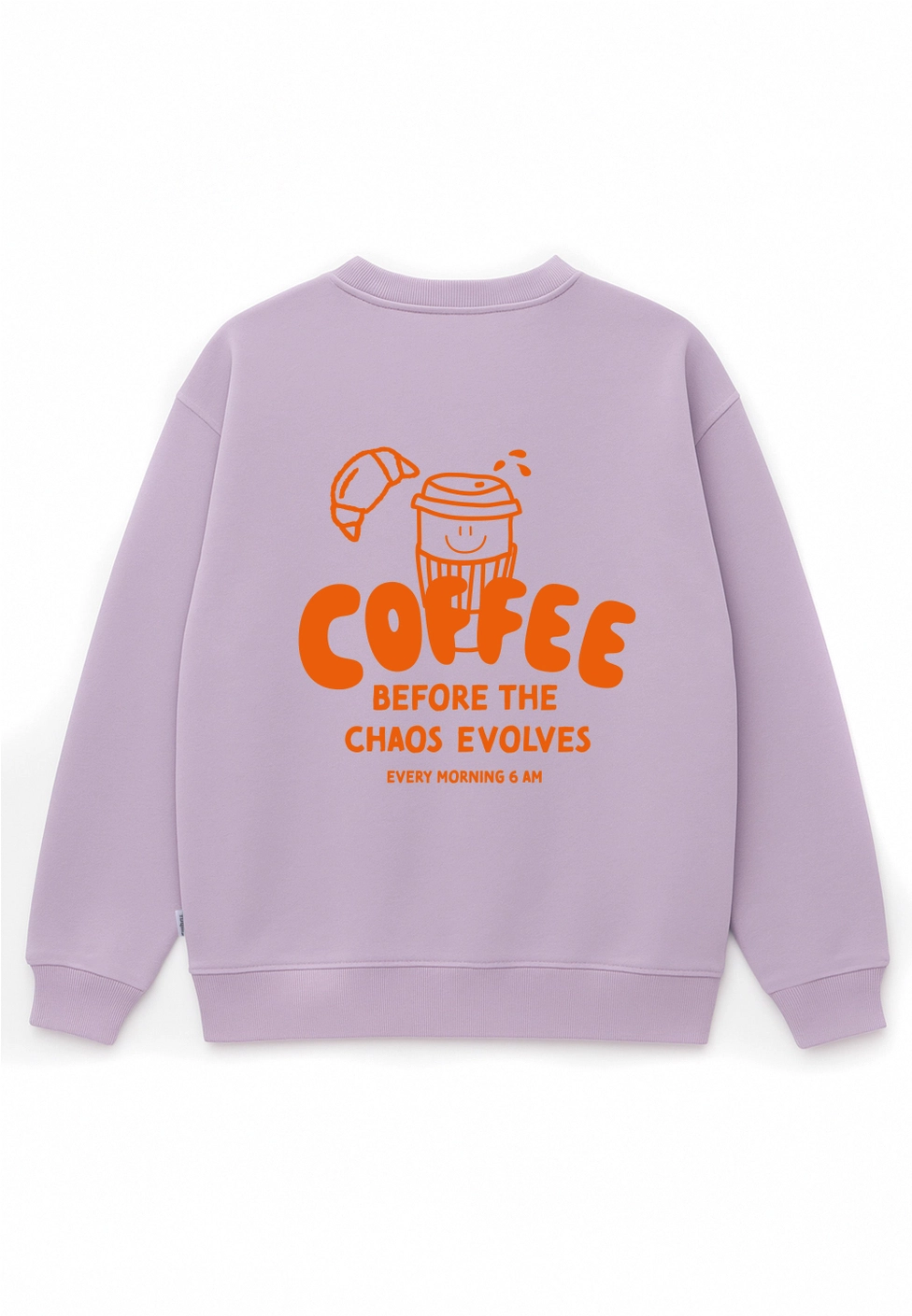 SWEAT LILÁS ADULTO COFFEE BEFORE CHAOS LILIPUT Sweatshirt lilás com estampa laranja de café e croissant e texto nas costas