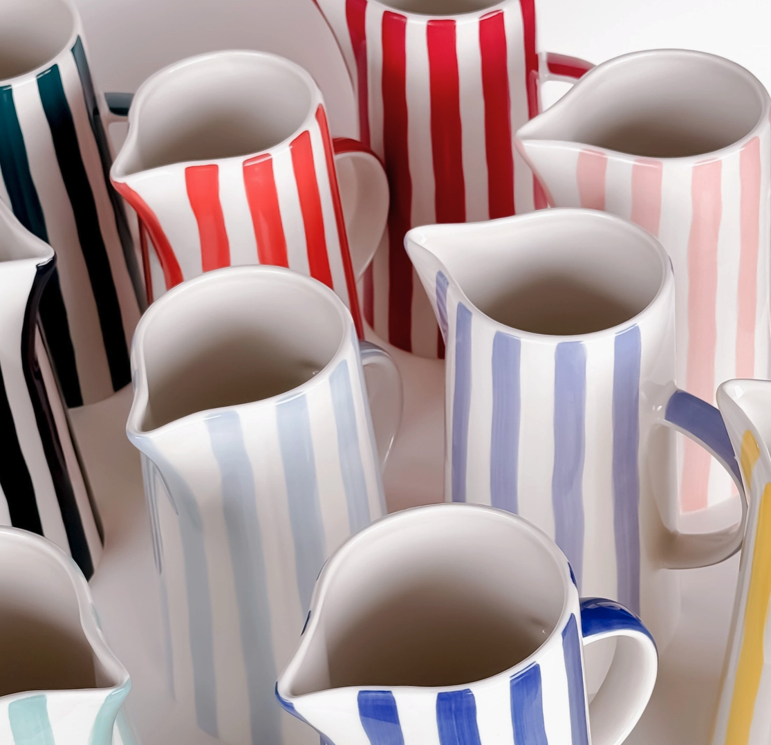JARRA "KANNE STRIPE" MAGAZIN MINORI Jarros de cerâmica com riscas coloridas à mão