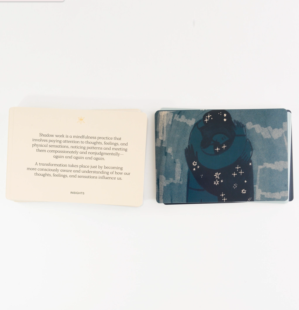 BARALHO "LETTING YOUR SHADOW IN" - PEOPLE I'VE LOVED Cartas de mindfulness com texto e ilustração abstrata em fundo branco