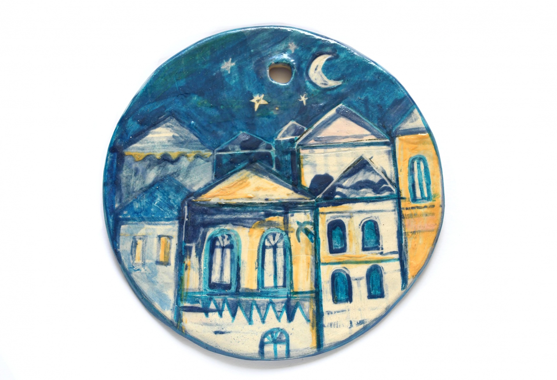 DECORAÇÃO DE PAREDE "PORTUGAL NOTURNO" OLA FLUDA Prato decorativo em cerâmica pintado com casas e um céu noturno estrelado