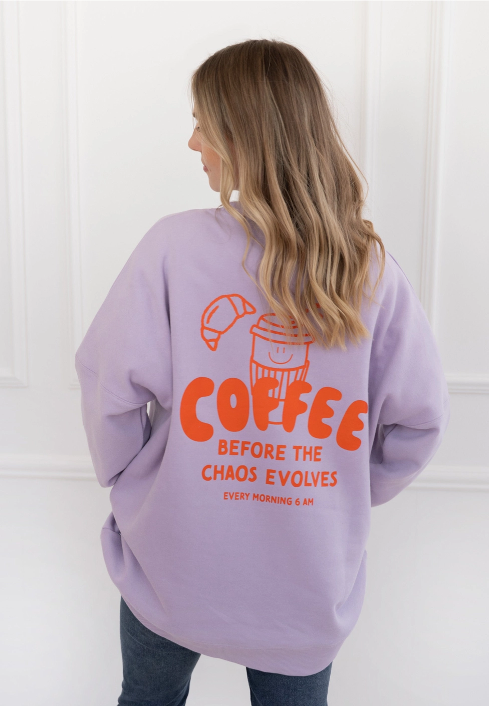 SWEAT LILÁS ADULTO COFFEE BEFORE CHAOS LILIPUT Sweatshirt lilás com estampado laranja de café e texto nas costas