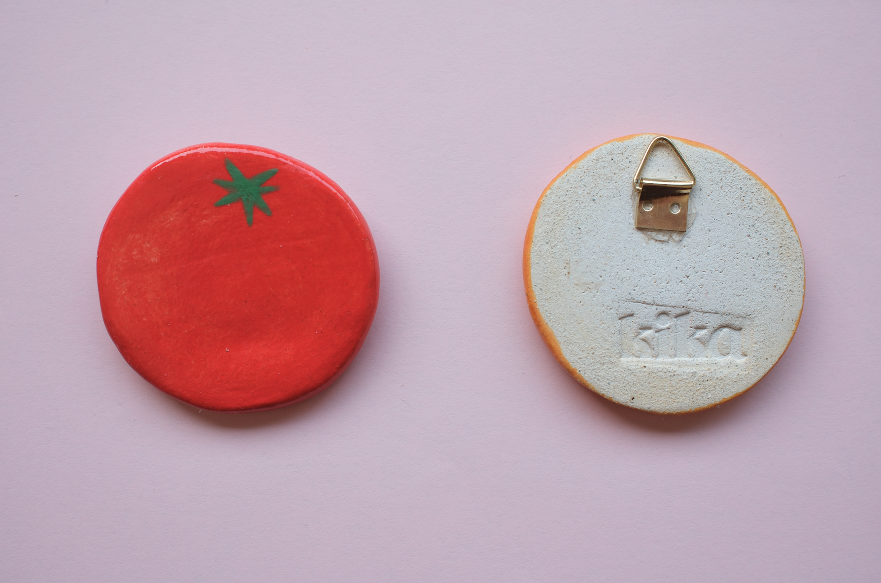 PEÇAS DE CERÂMICA "BREAKFAST FOR DINNER" KIKA Duas peças redondas de cerâmica, uma vermelha com verde, outra branca com borda laranja e suporte metálico