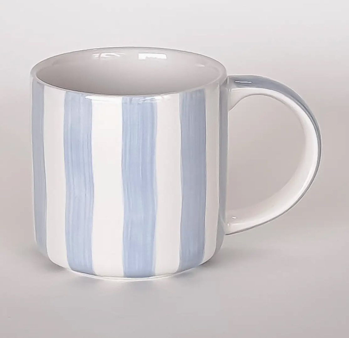CANECAS STRIPE - MAGAZIN MINORI Caneca de cerâmica com riscas verticais azuis e brancas