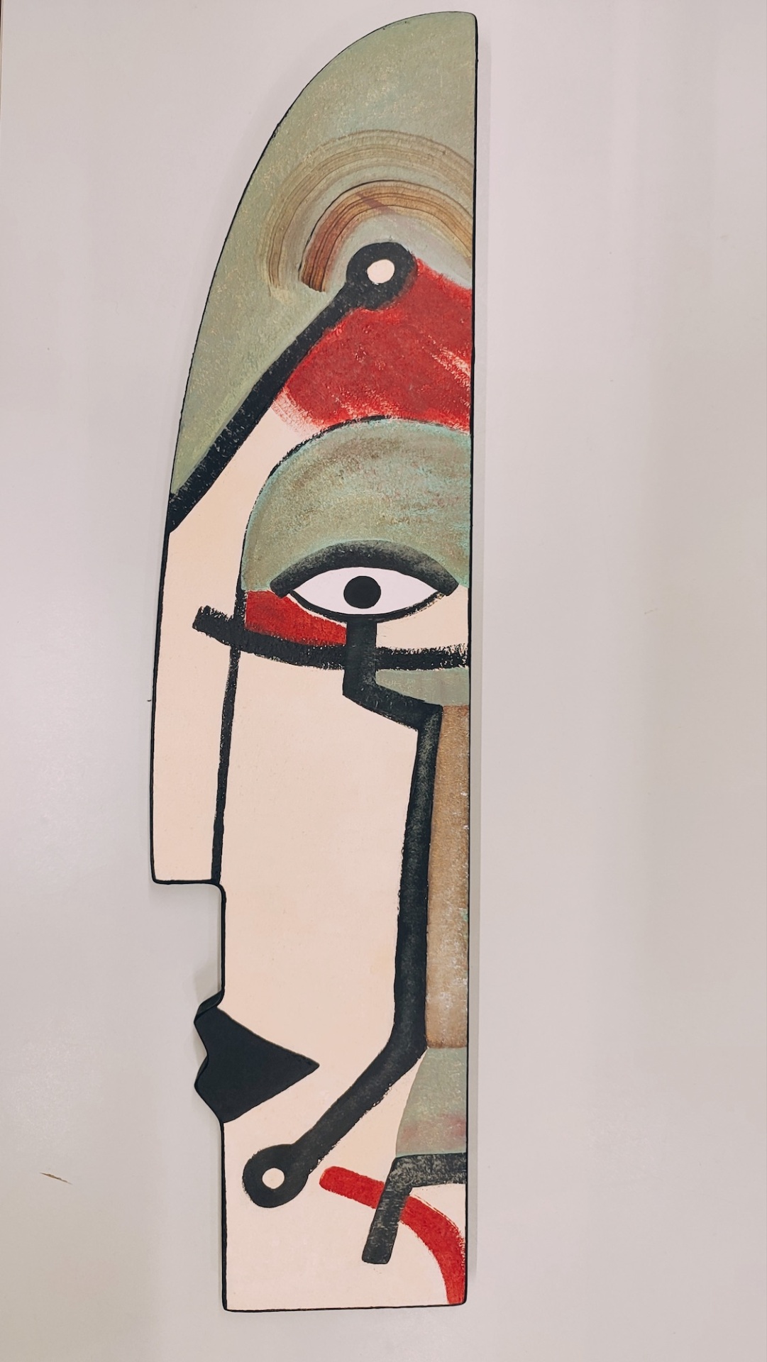 Máscara "Tocador de Timbales" Inês Sousa Cardoso Escultura decorativa abstrata de rosto com cores verde, vermelho, preto e bege