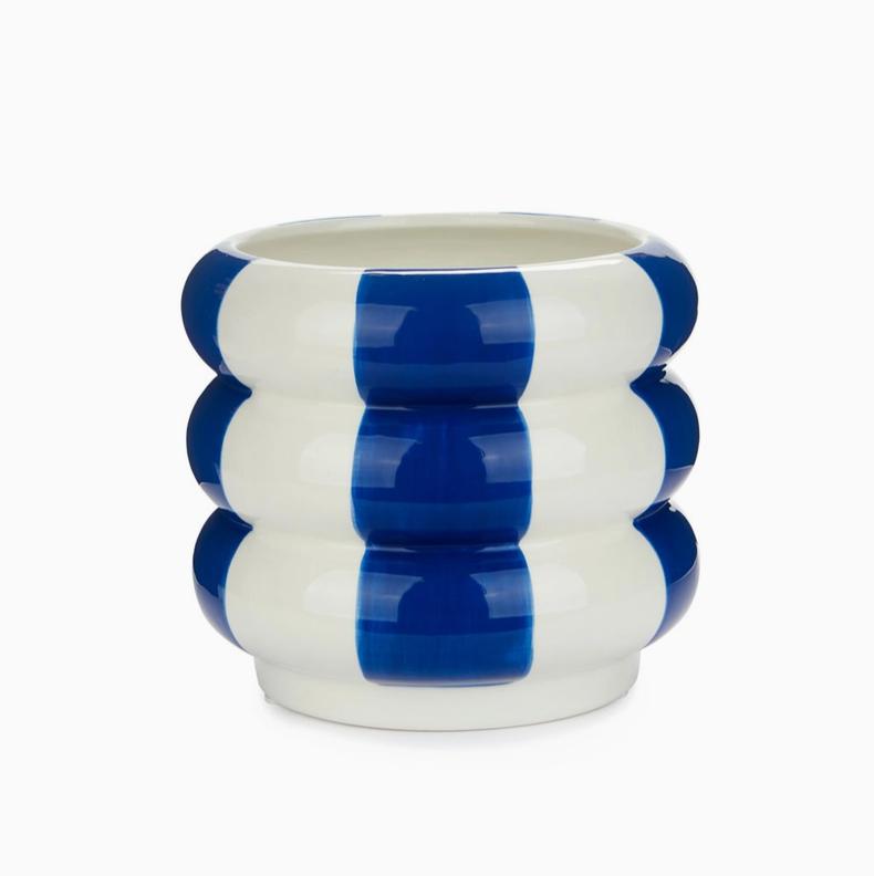 VASO EM CERÂMICA AZUL EM FORMA DE BOIAS EMPILHADAS BALVI Vaso cerâmico branco com riscas azuis largas e formato ondulado