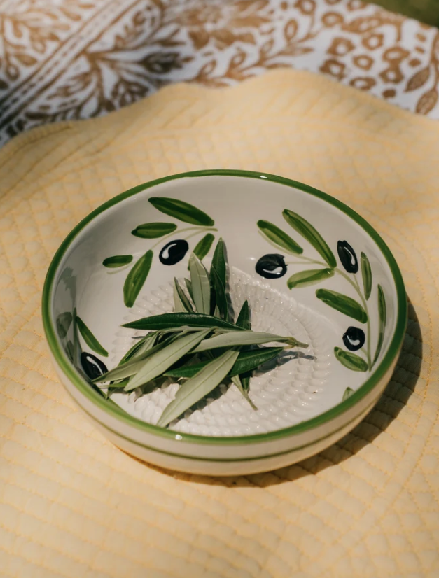 TAÇA RALADOR GRANDE "OLIVE" ALFAR TIERRA COCIDA Prato branco decorado com desenho de folhas verdes e azeitonas pretas