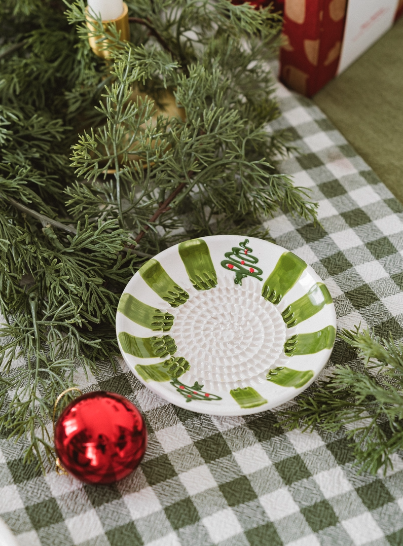 PRATO RALADOR PEQUENO "VERDE PERENE" ALFAR TIERRA COCIDA Prato decorativo de Natal em cerâmica