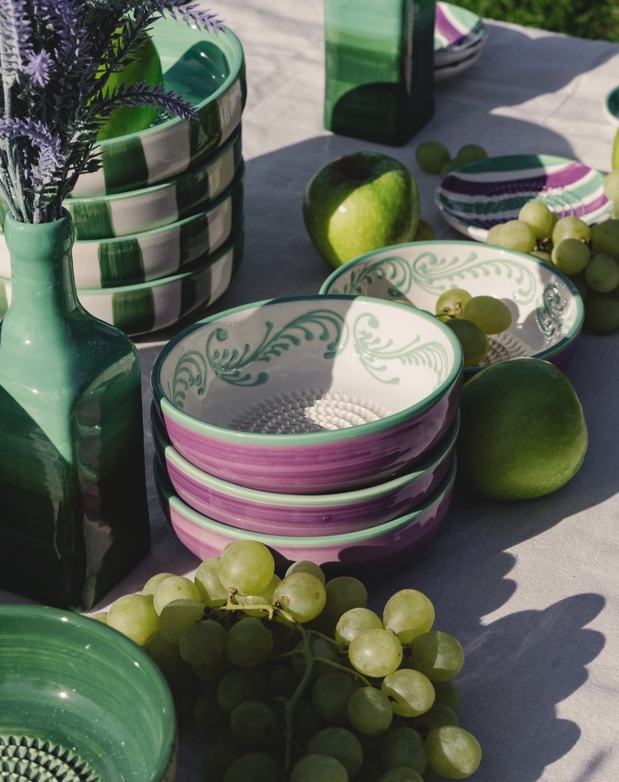 TAÇA RALADOR MÉDIA "VINTAGE ESMERALDA ALFAR TIERRA COCIDA Conjunto colorido de tigelas, pratos e vaso de cerâmica com uvas e maçãs numa mesa exterior