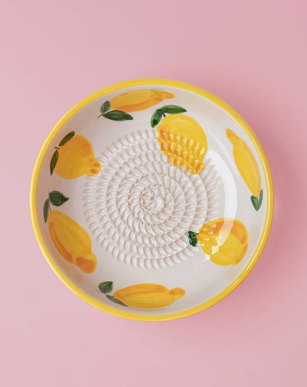 TAÇA RALADOR MÉDIA "LIMONE" ALFAR TIERRA COCIDA Prato branco de cerâmica com padrão de limões e relevo em espiral.