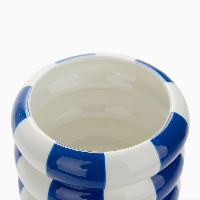 VASO EM CERÂMICA AZUL EM FORMA DE BOIAS EMPILHADAS BALVI Vaso cerâmico riscado azul e branco com acabamento brilhante