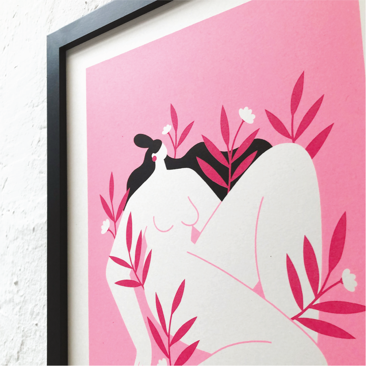 SERIGRAFIA "SHE IS FREEDOM" FÁTIMA BRAVO Ilustração feminina em quadro com folhas vermelhas e flores brancas