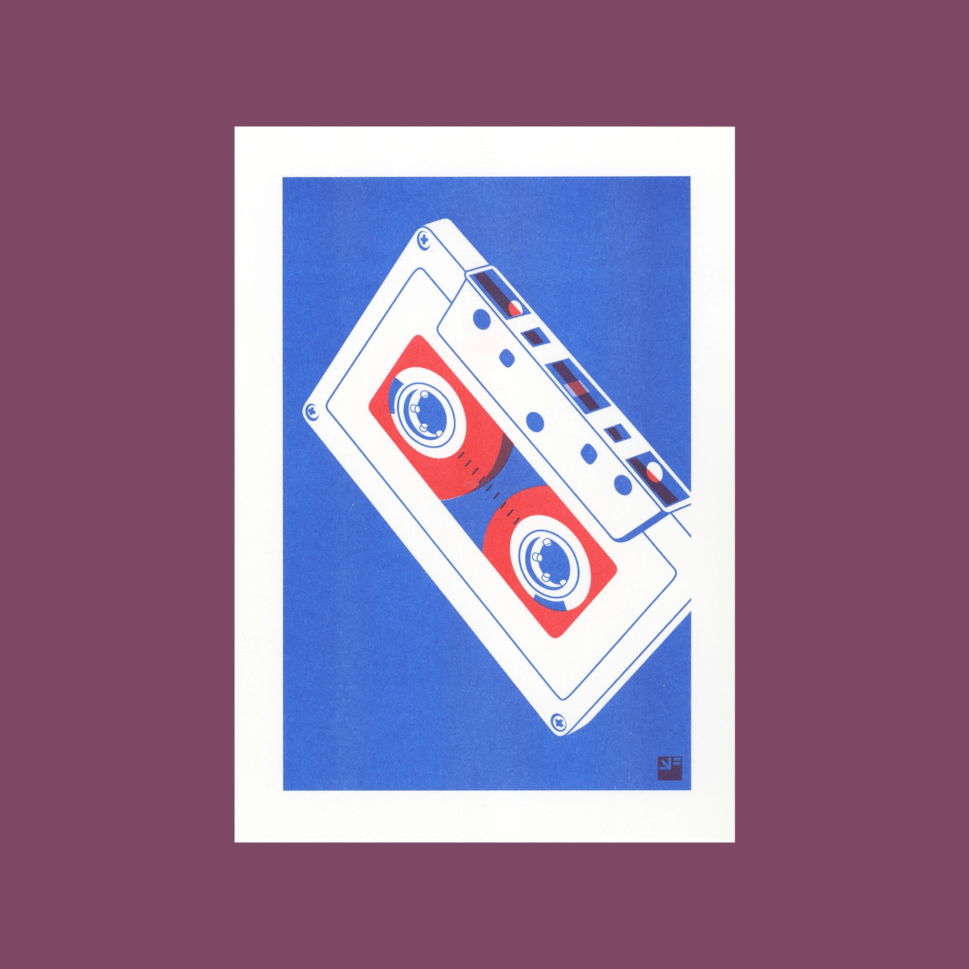 RISO PRINT - FITA CASSETE DE ÁUDIO - EXTRA ORDINARY - A4 VRIJFORMAAT Ilustração cassete de áudio antiga em fundo azul