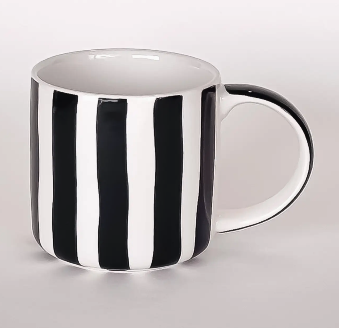 CANECAS STRIPE - MAGAZIN MINORI Caneca de cerâmica com riscas verticais a preto e branco.