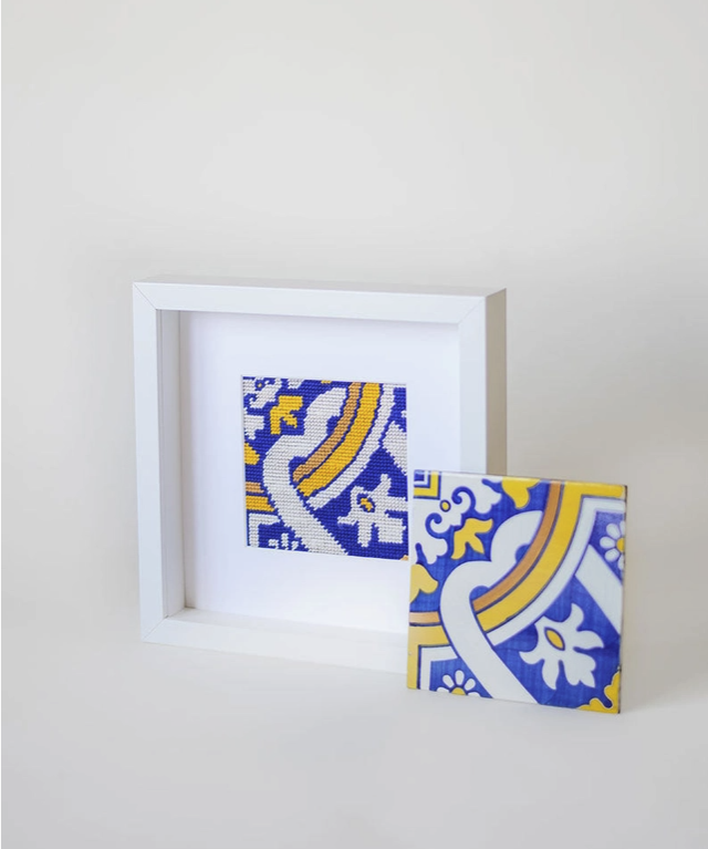 "AZULEJO PORTUGUÊS - CEDOFEITA" - UNWIND STUDIO Azulejo decorativo azul, amarelo e branco e quadro branco com azulejo emoldurado