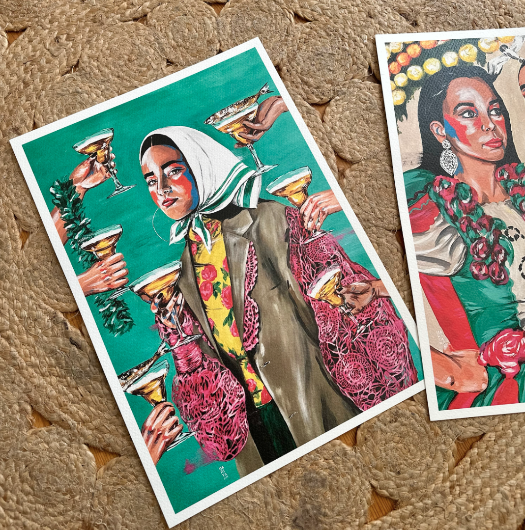 ILUSTRAÇÃO "A MARIA DO RETIRO" ISA MARITA Cartão postal ilustrado com mulher de lenço branco e taças douradas sobre superfície de textura natural